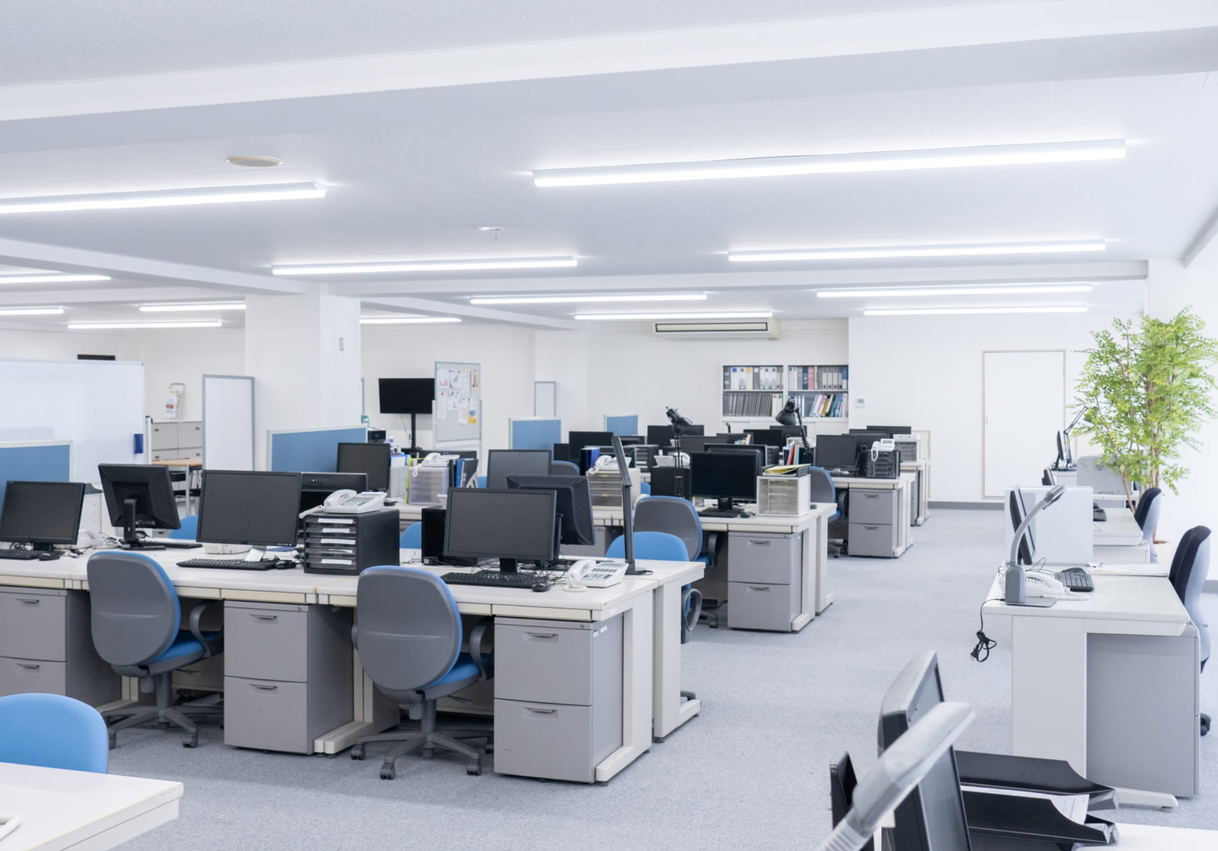 PCのあるデスクと椅子が並べられているオフィスの様子