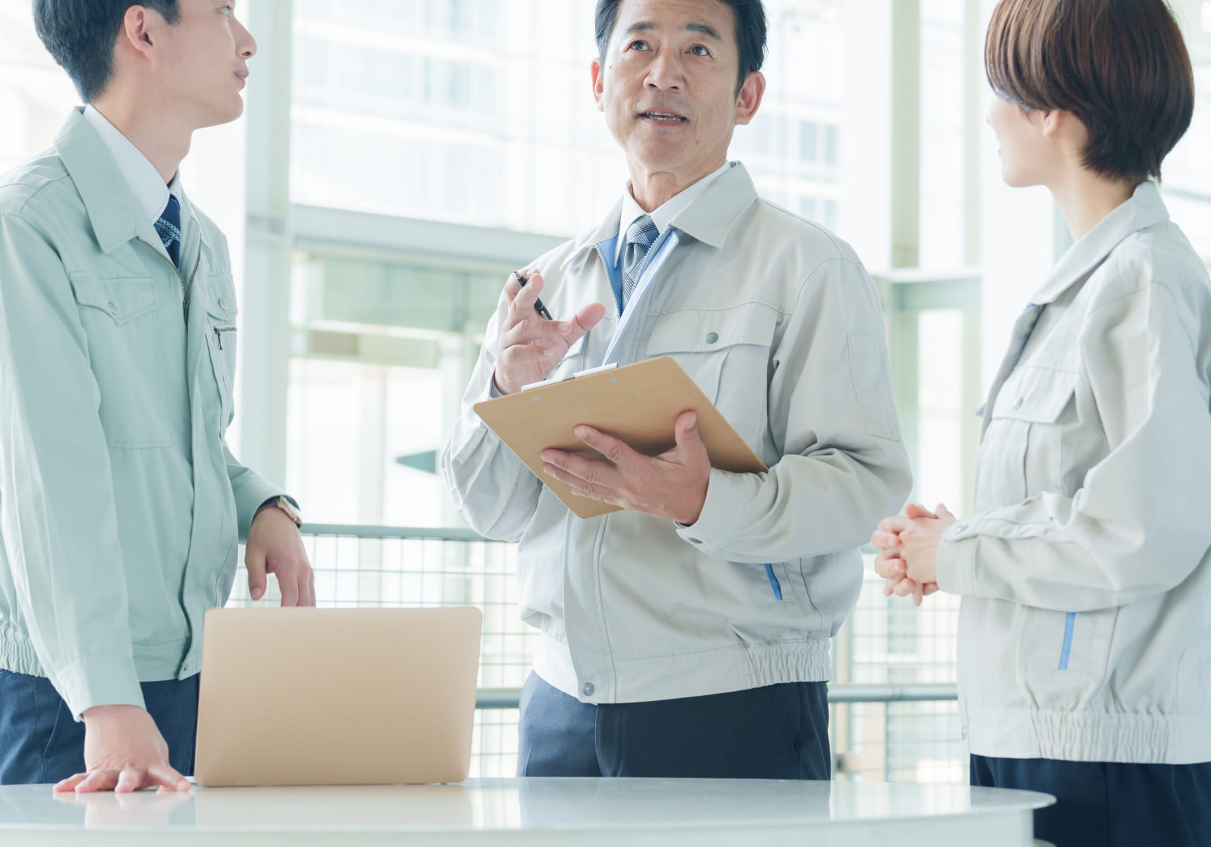 社員が話し合っている様子