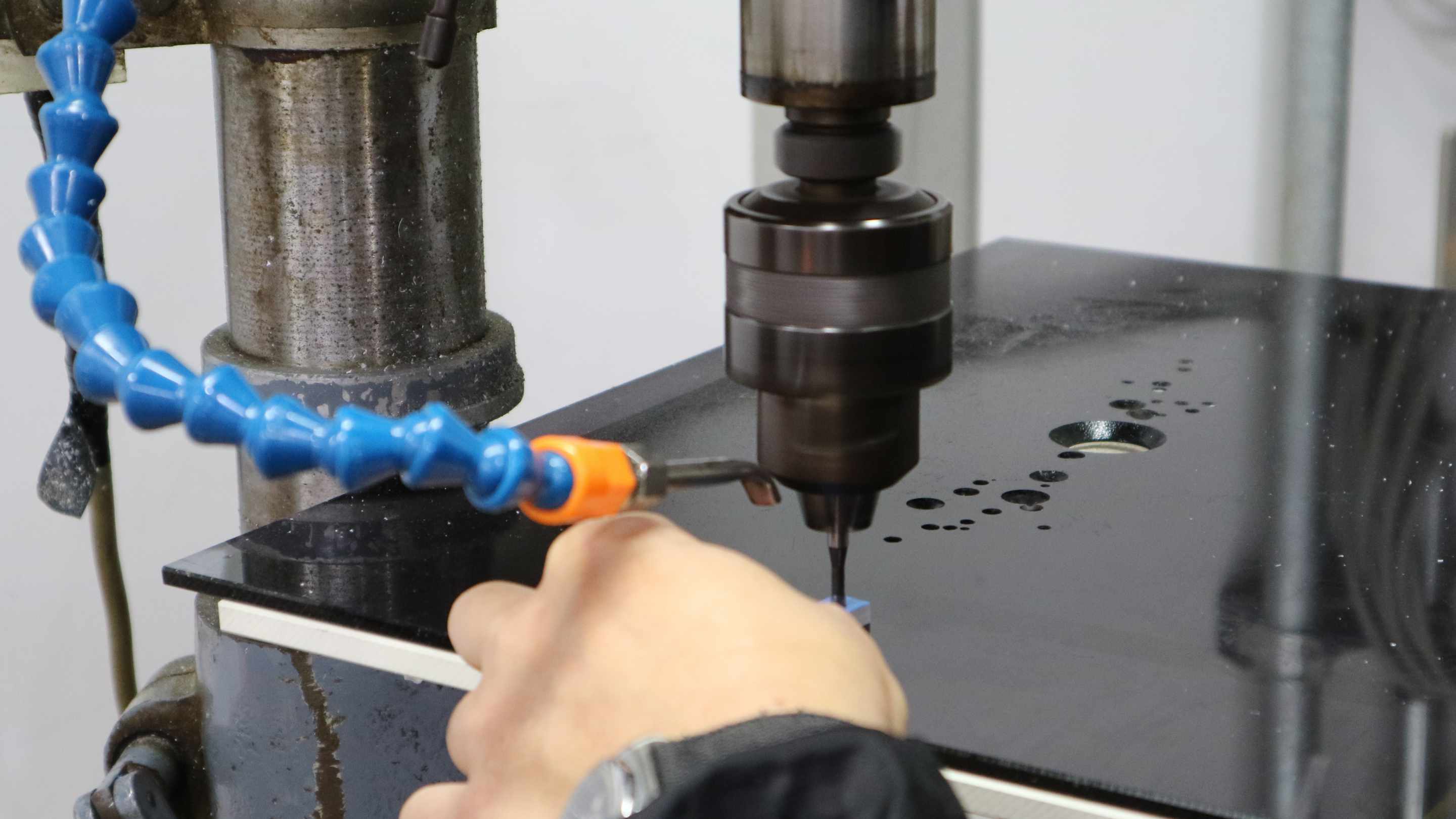 アクリル・プラスチック製品をボール盤で穴あけ加工している様子
