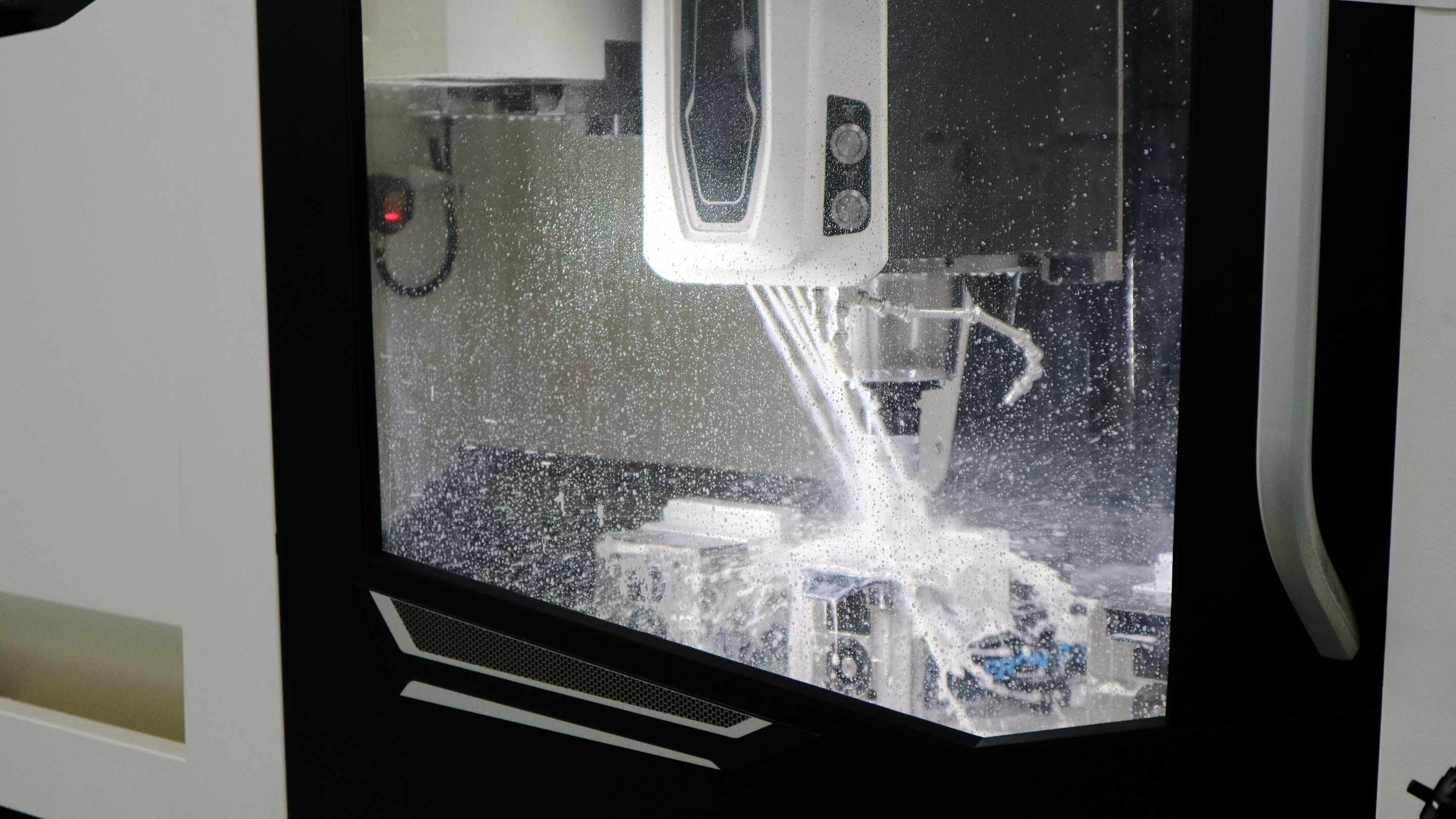 プラスチック素材をMC加工している様子