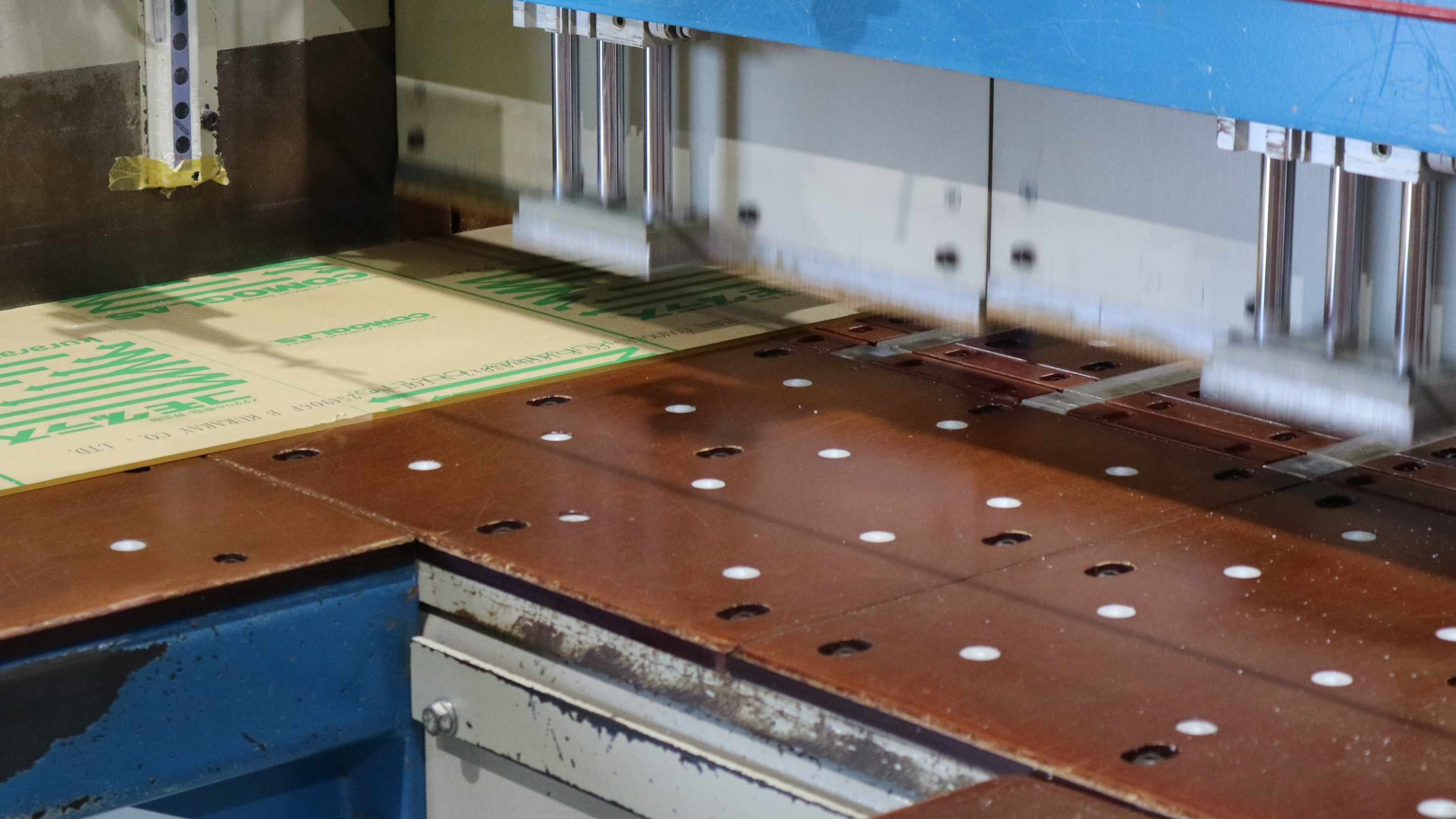 アクリル板やプラスチック板を切断加工している工程