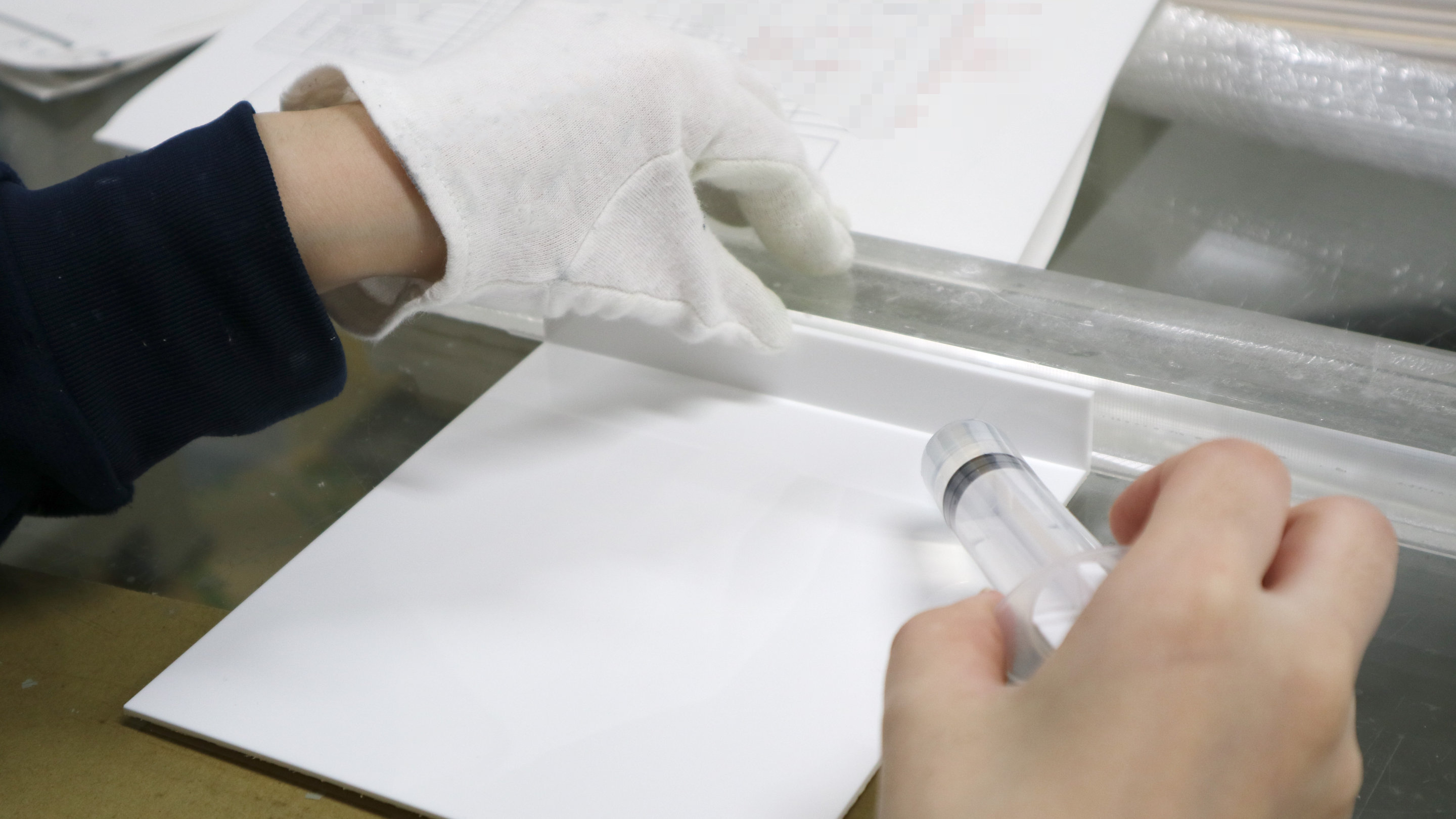 アクリル・プラスチック部品を接着加工している工程