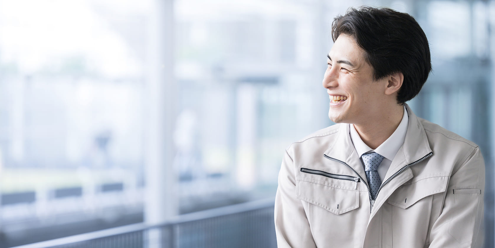 従業員が外を眺めている様子